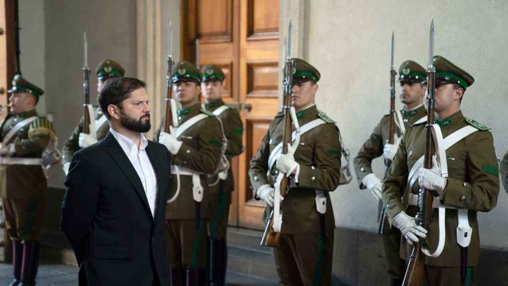 El presidente de Chile , Gabriel Boric, recibe una guardia de honor a su llegada al palacio de gobierno La Moneda en Santiago.