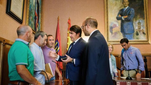 Un alcalde socialista habla con Suárez-Quiñones en la reunión con municipios afectados por los incendios