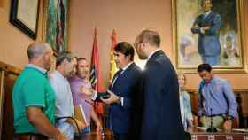 Un alcalde socialista habla con Suárez-Quiñones en la reunión con municipios afectados por los incendios