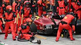 Sainz, con el enemigo en casa: Ferrari acumula más errores en contra del español que de Leclerc