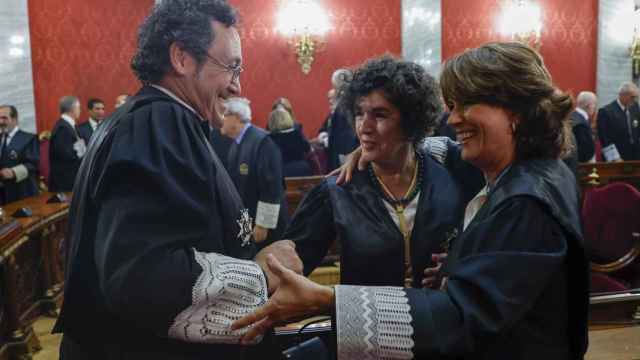 Álvaro García es felicitado en el Tribunal Supremo por Dolores Delgado y María Ángeles Sánchez Conde./