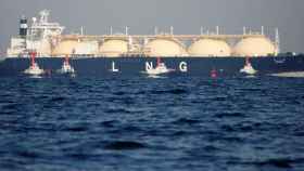 Barco metanero que transporta gas natural licuado (GNL).