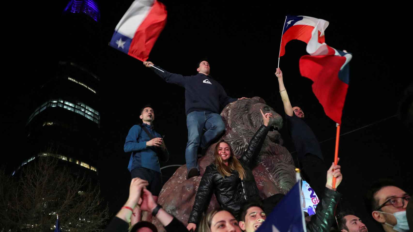 Chilenos celebran en las calles de Santiago el rechazo a la nueva Constitución.