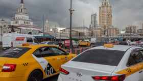 Taxis en una avenida de Moscú