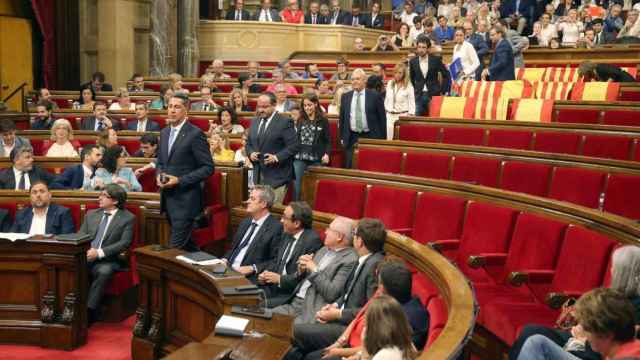 Los diputados del PP abandonan el Parlamento regional catalán antes de la votación del 7 de septiembre de 2017.