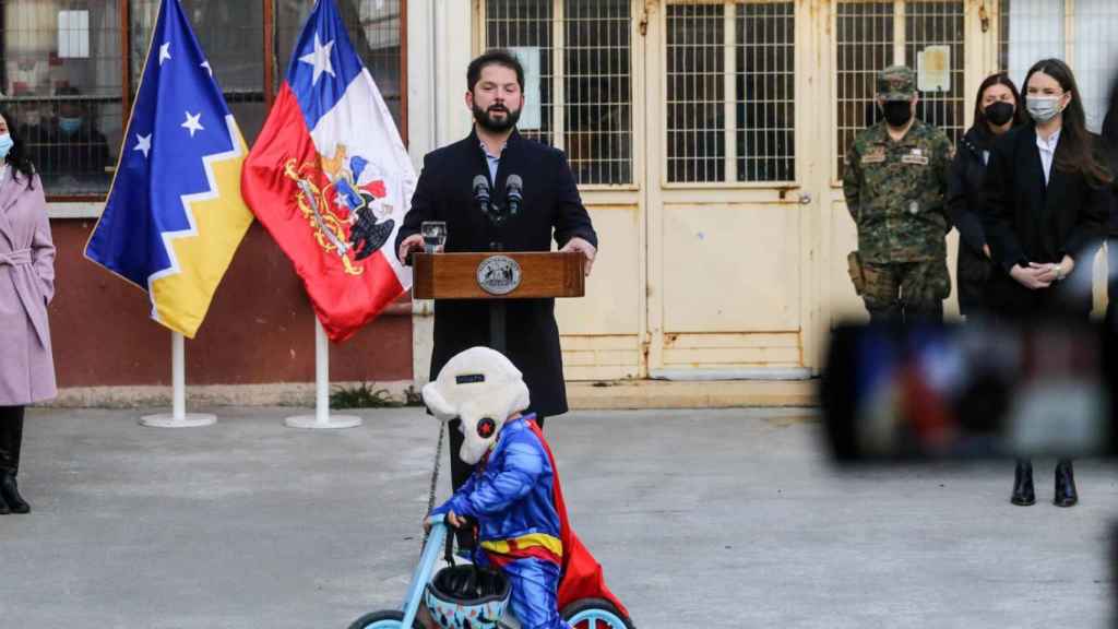 El desternillante vídeo del niño vestido de Superman que eclipsó al  presidente de Chile en un discurso