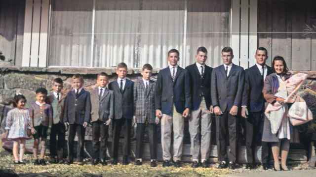Los doce hermanos Galvin frente a su casa, hacia 1965