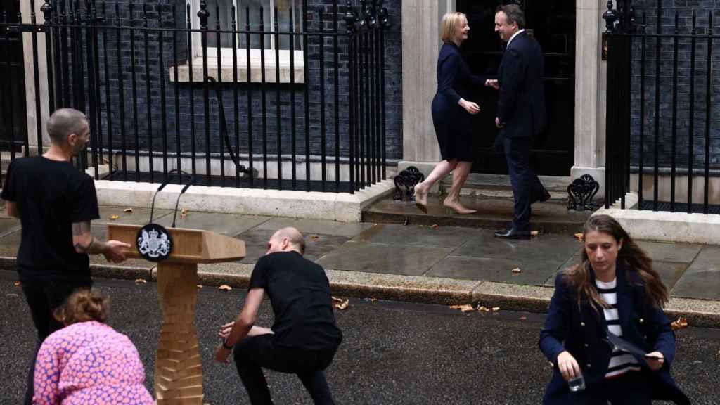 Liz Truss entrando en el número 10 de Downing Street.