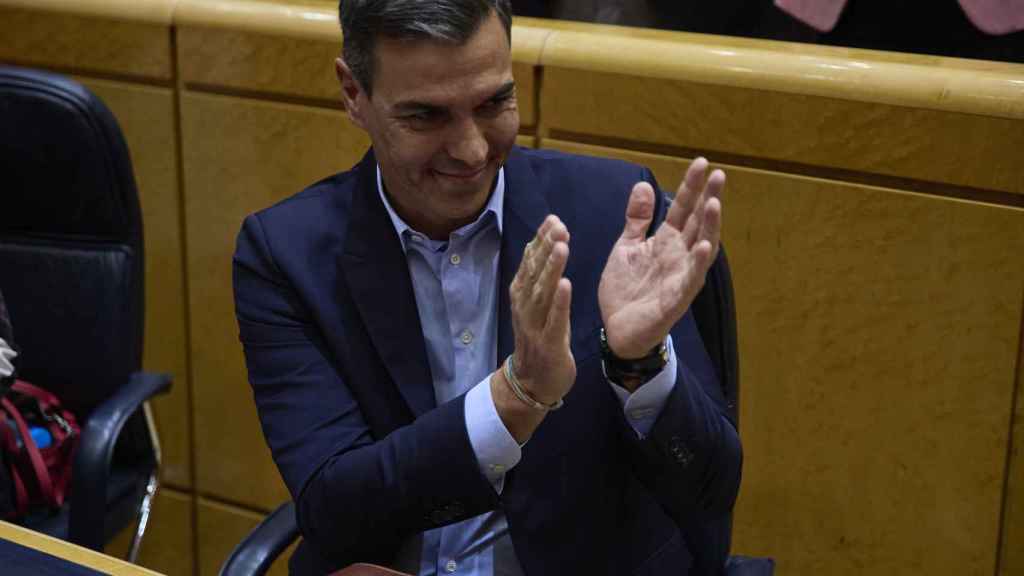 El presidente del Gobierno, Pedro Sánchez, aplaude en el debate del Senado.