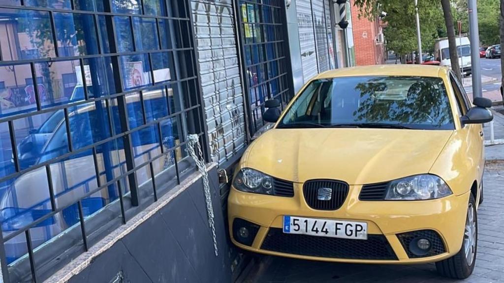 Coche estampado contra la fachada del bar el pasado mes de julio.