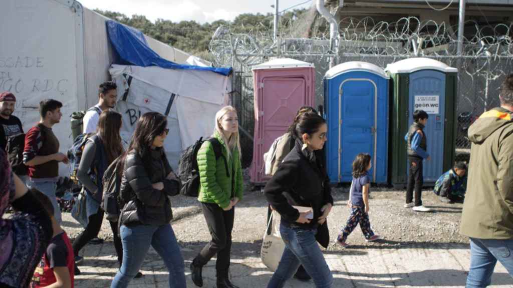 Los estudiantes de USC recorren un campo de refugiados como parte del programa de la universidad.