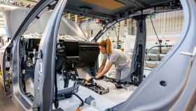 Una operaria trabaja en el montaje del nuevo Austral en la factoría de Renault de Palencia