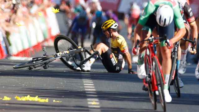 Primoz Roglic tras sufrir la caída en los últimos metros de la 16ª etapa de La Vuelta 2022.