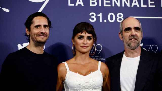 Juan Diego Botto, Penélope Cruz y Luis Tosar, durante la presentación de su película 'En los márgenes'. Foto: Yara Nardi (Reuters)