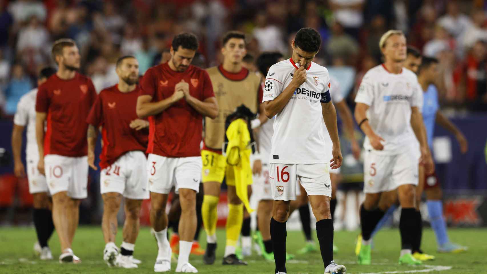 Los jugadores del Sevilla, saludando a la afición tras la derrota