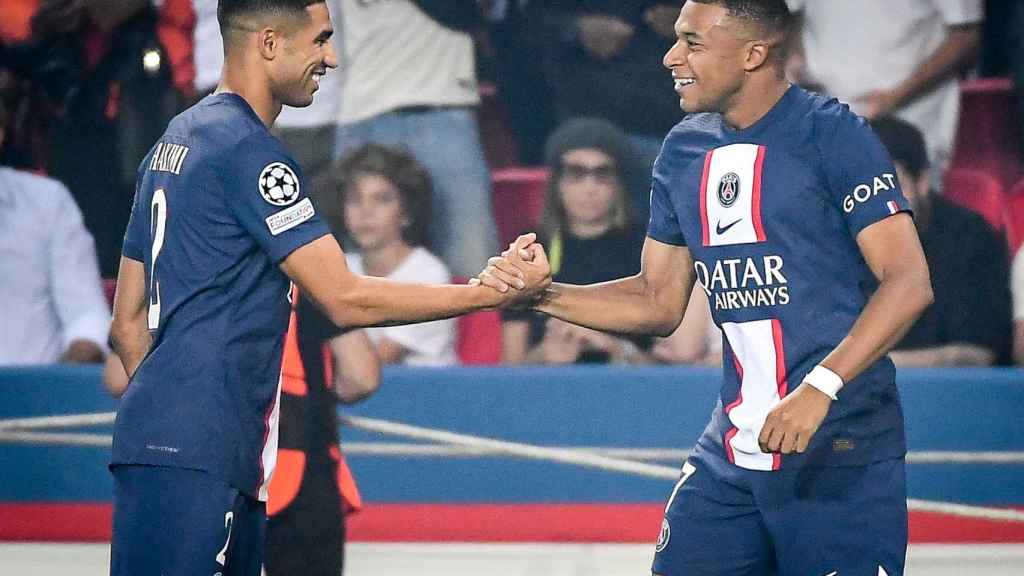 Achraf y Mbappé, celebrando un gol del PSG en la temporada 2022/2023