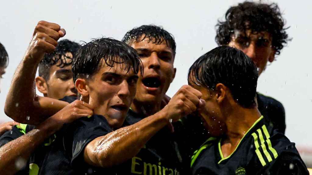 Los jugadores del Real Madrid Juvenil celebran un gol.