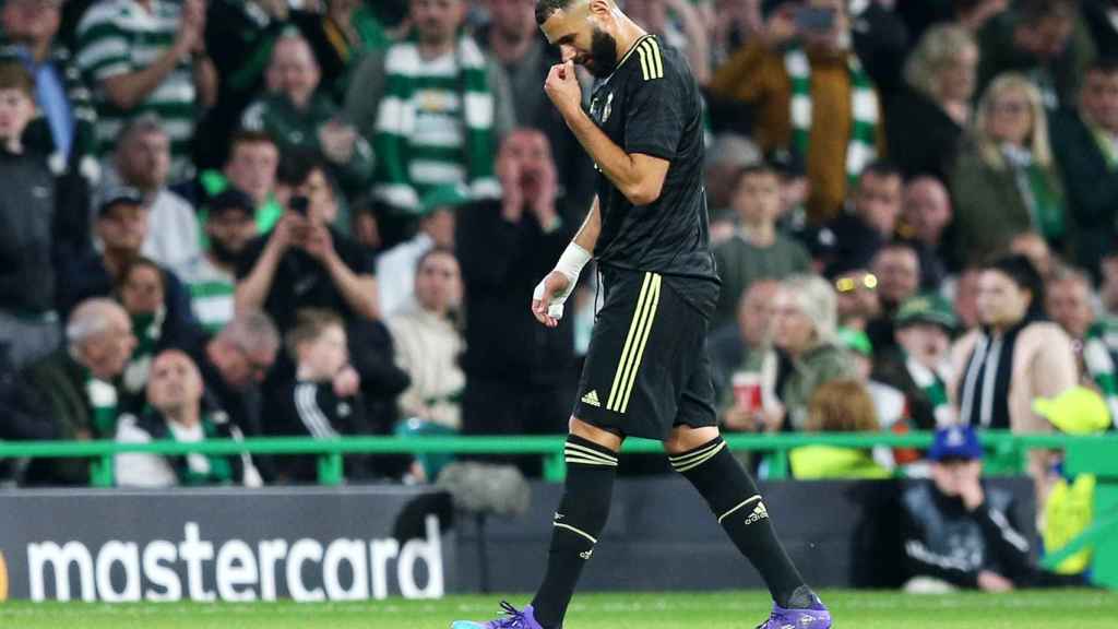 Karim Benzema se retira del campo.