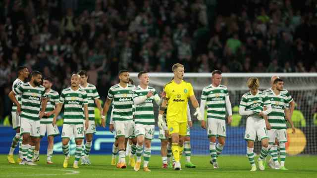 Los jugadores del Celtic saludan a su aficion.