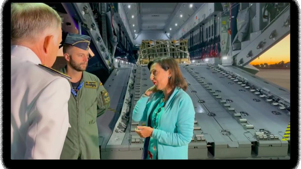 La ministra de Defensa, esta mañana ante la aeronave en la base de Torrejón.