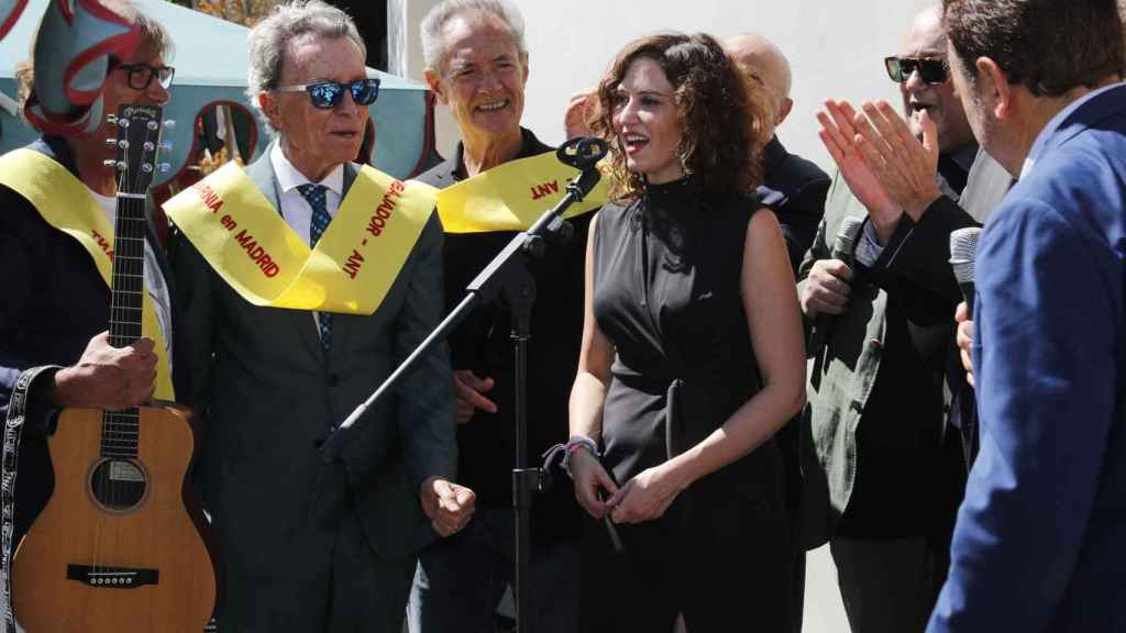 Isabel Díaz Ayuso junto a los nuevos embajadores de Tabarnia.