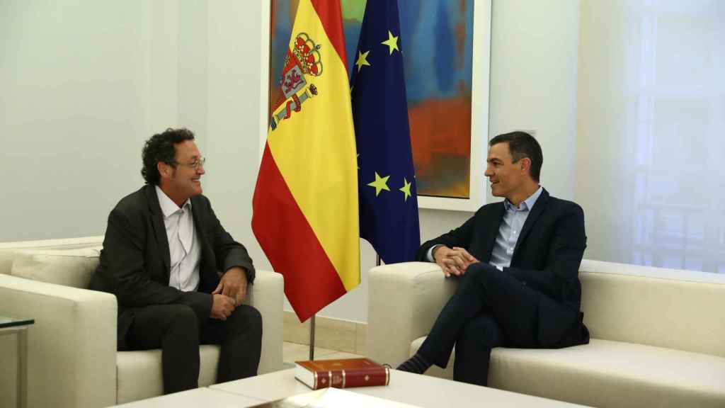 Pedro Sánchez, presidente del Gobierno, recibe a su nuevo fiscal general, Álvaro García Ortiz, en Moncloa.