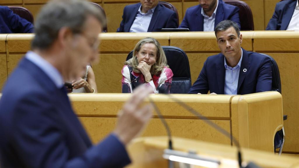 Sánchez (d), y Calviño (c), escuchan la intervención del líder del PP, Alberto Núñez Feijóo. Efe