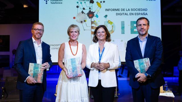 Sergio Oslé, Carme Artigas, Carmen Morenés y  Pablo Gonzalo en la presentación del informe Sociedad Digital el España 2022 elaborado por Fundación Telefónica