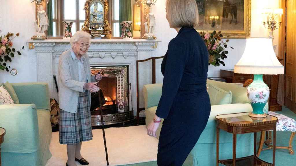 La reina Isabel II recibe a Liz Truss como nueva primera ministra de Reino Unido.