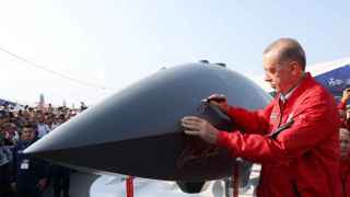 El presidente turco Tayyip Erdogan firma el morro de un dron Bayraktar Kizilelma en el Teknofest Black Sea.