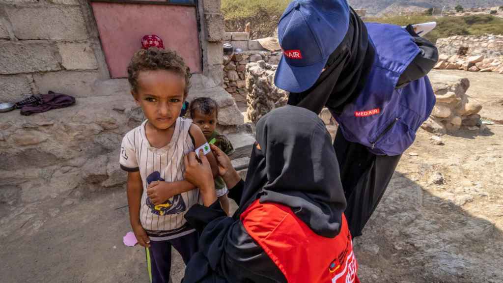 Examinan a un niño en Yemen de dos años para detectar desnutrición.