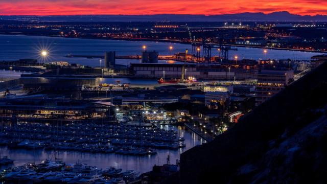 El estudio de Caixabank e IVIE analiza la actividad económica durante la Covid, en la imagen el puerto de Alicante.