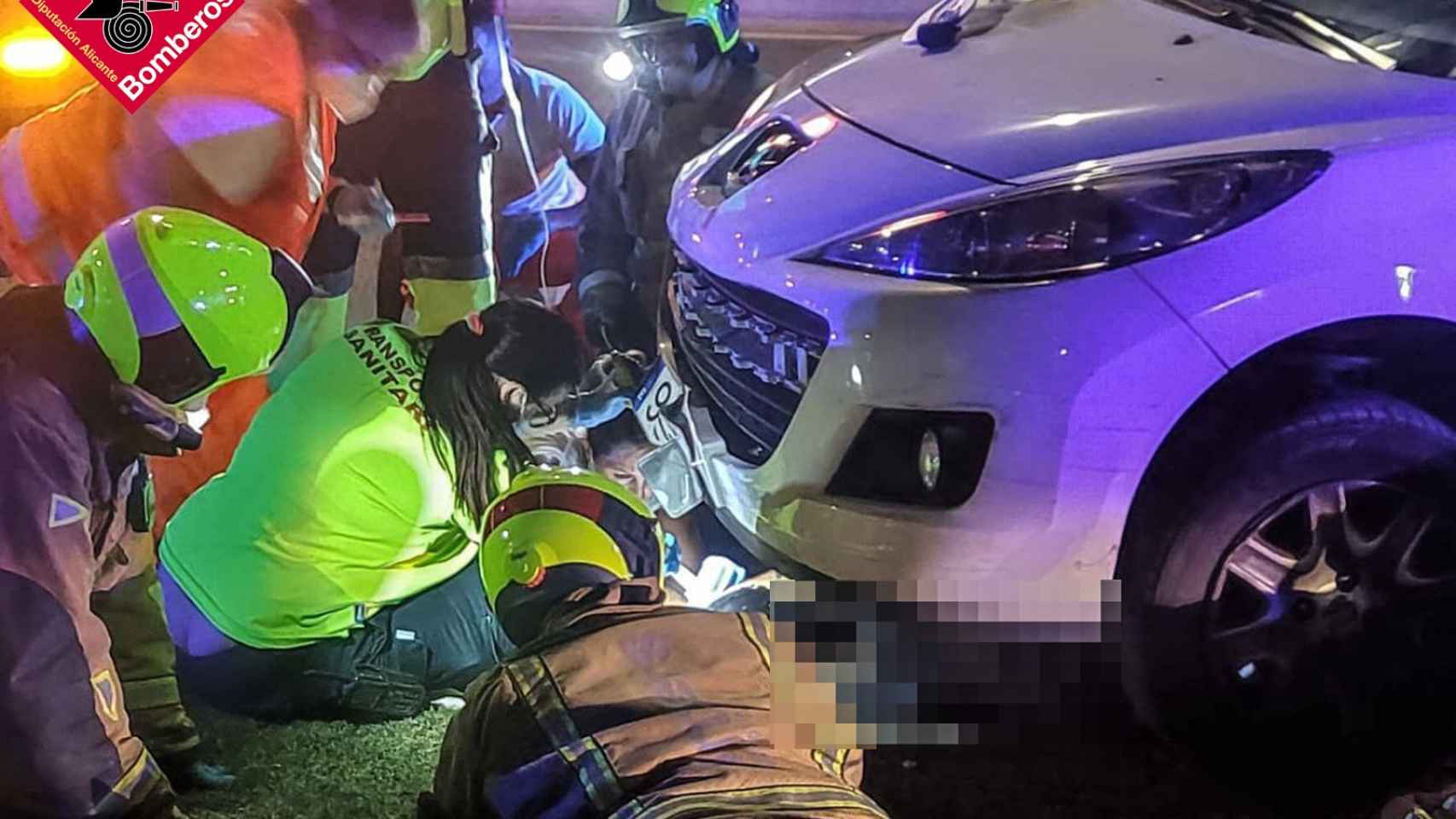 Los bomberos rescatan al joven motorista herido en La Nucía en uno de los tres accidentes registrados en Alicante.