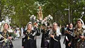 Miles de personas arropan a la Virgen de la Vega en la Ofrenda Floral de Salamanca