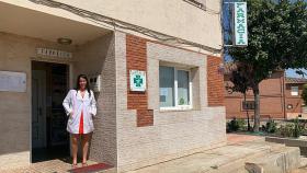 Raquel Saborido en su farmacia de La Unión de Campos