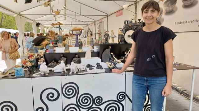 La ceramista vallisoletana Laura Castrillo en la Feria de Cerámica de Valladolid