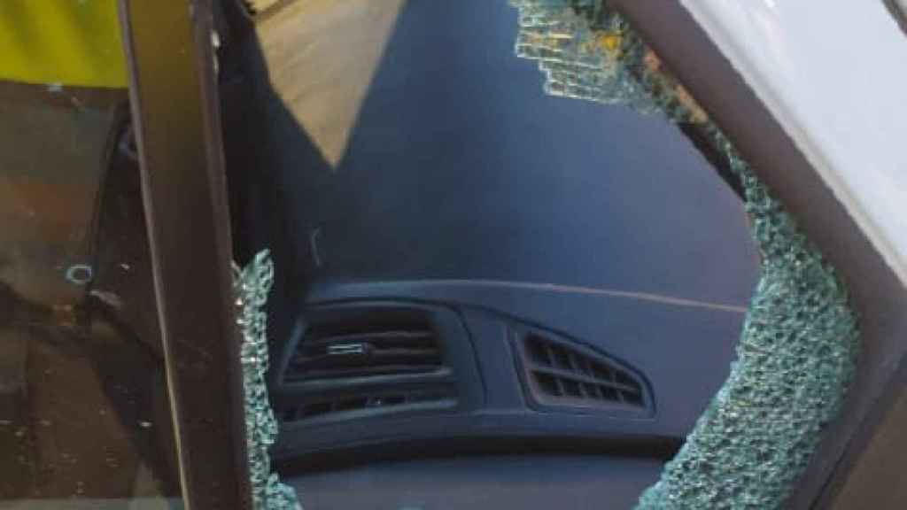 La ventana de uno de los coches en los que ha robado
