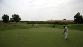 Un golfista intentando un hoyo en uno