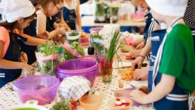 Niños en un cursillo de cocina.