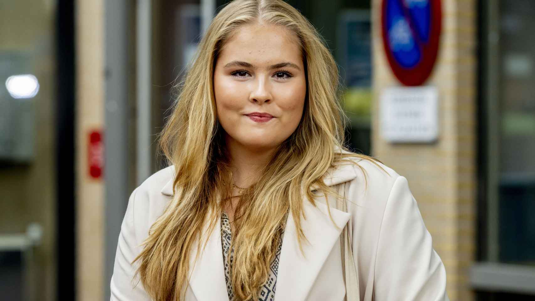 Amalia de Holanda en su primer día en la Universidad de Ámsterdam.