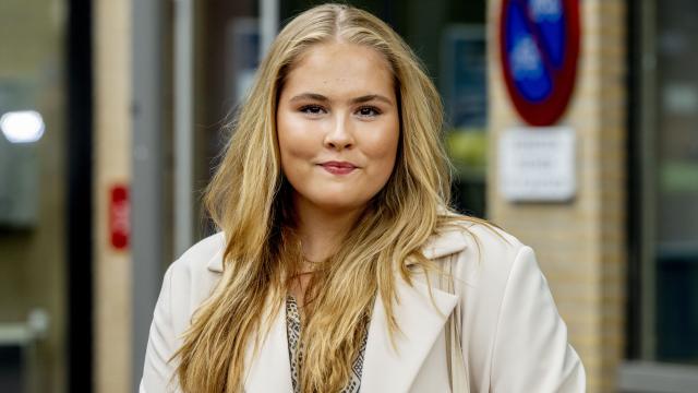 Amalia de Holanda en su primer día en la Universidad de Ámsterdam.