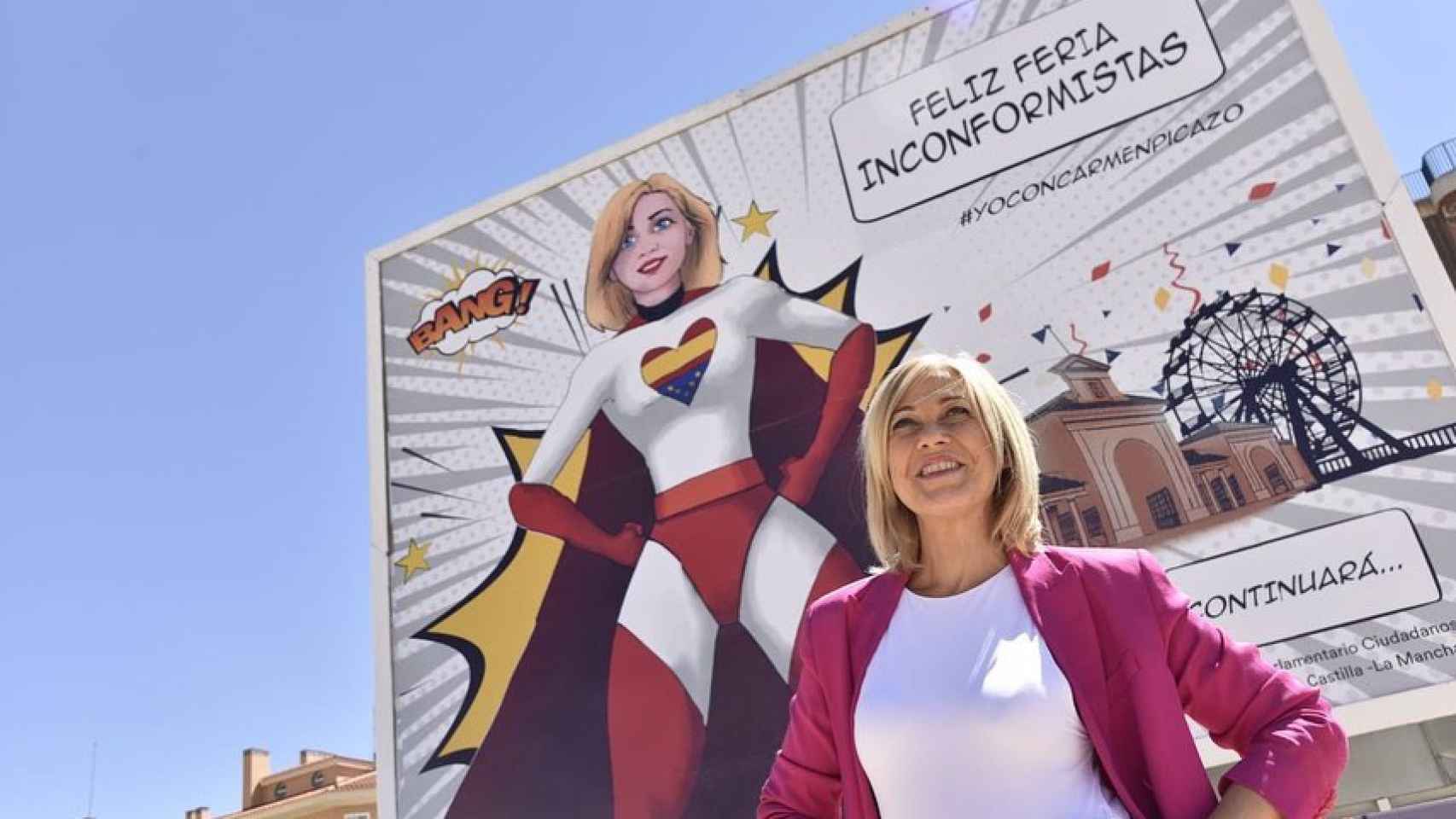 Imágenes del día: la política Carmen Picazo, una superheroína en la Feria de Albacete