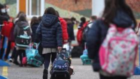 Niños entrando al colegio