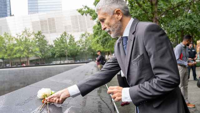 Fernando Grande-Marlaska, coloca una ofrenda floral sobre un monumento del Memorial del 11 de septiembre.