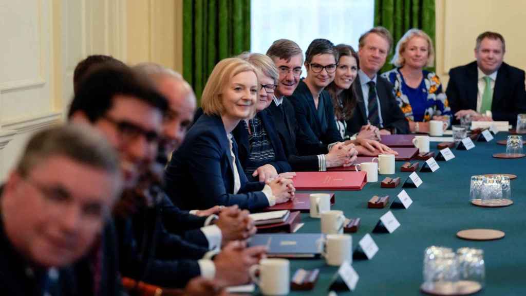 Liz Truss en la primera reunión con su nuevo gabinete en el número 10 de Downing Street.