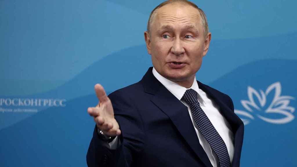 Vladimir Putin asiste al Foro Económico Oriental en Vladivostok.-