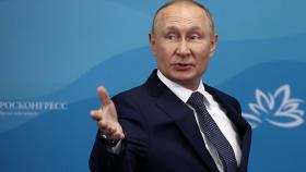 Vladimir Putin asiste al Foro Económico Oriental en Vladivostok.-