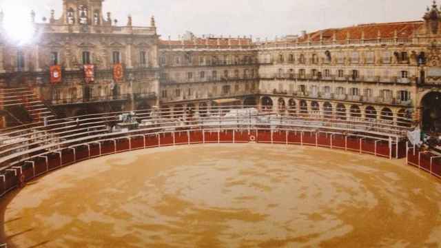 Foto histórica de la Plaza Mayor de Salamanca convertida en plaza de toros./ Archivo