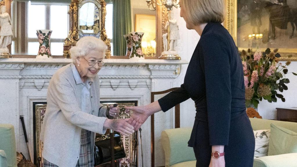 La reina Isabel II saluda a la primera ministra británica.
