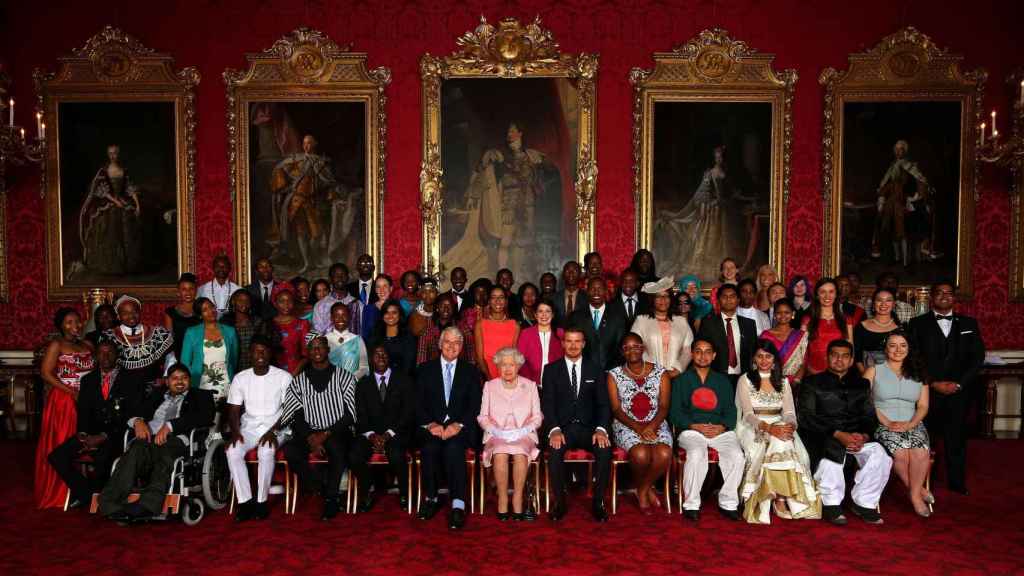 Isabel II junto a Sir Edward Young, secretario de la reina desde julio de 2017.